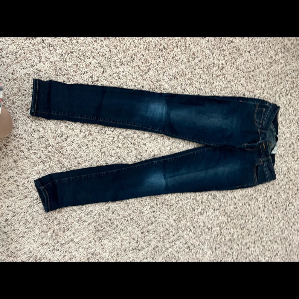 Like new! Dark wash skinny jeans. A&F size 2 R